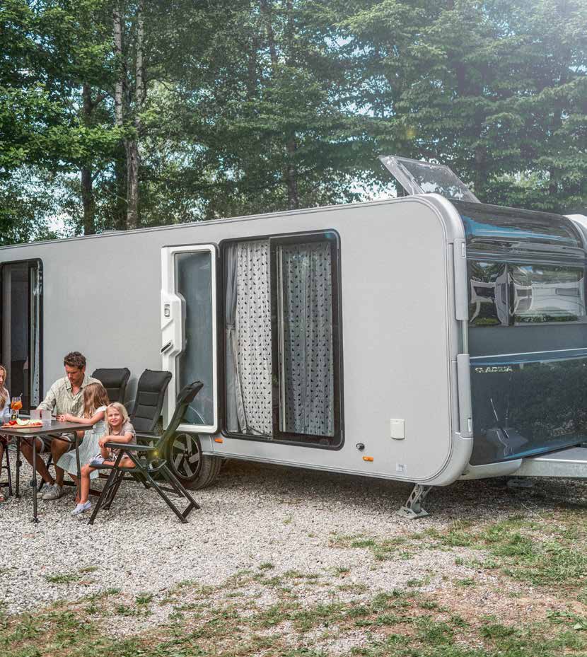 Caravan op camping met gezin — LevelC